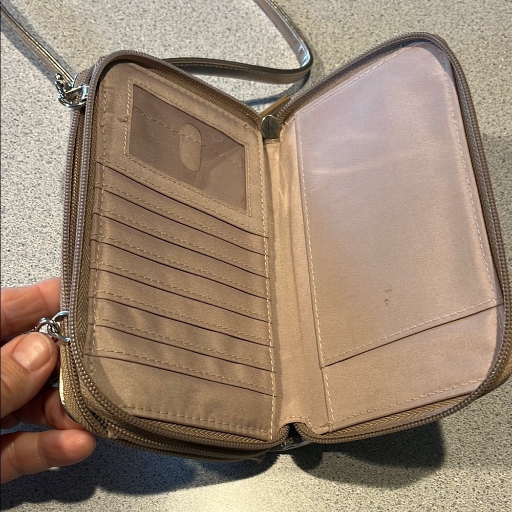Chic Gold Crossbody Bag with Sleek Design - Picture 2 of 7